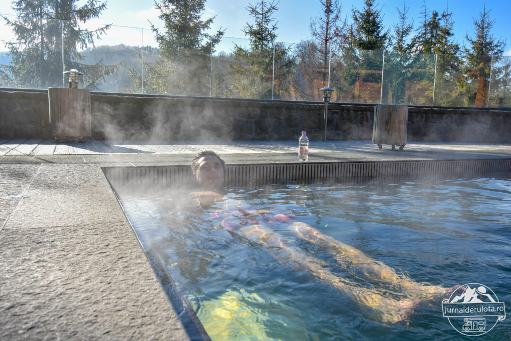 piscina-exterioara-cu-apa-calda-iarna-balvanyos-resort.jpg